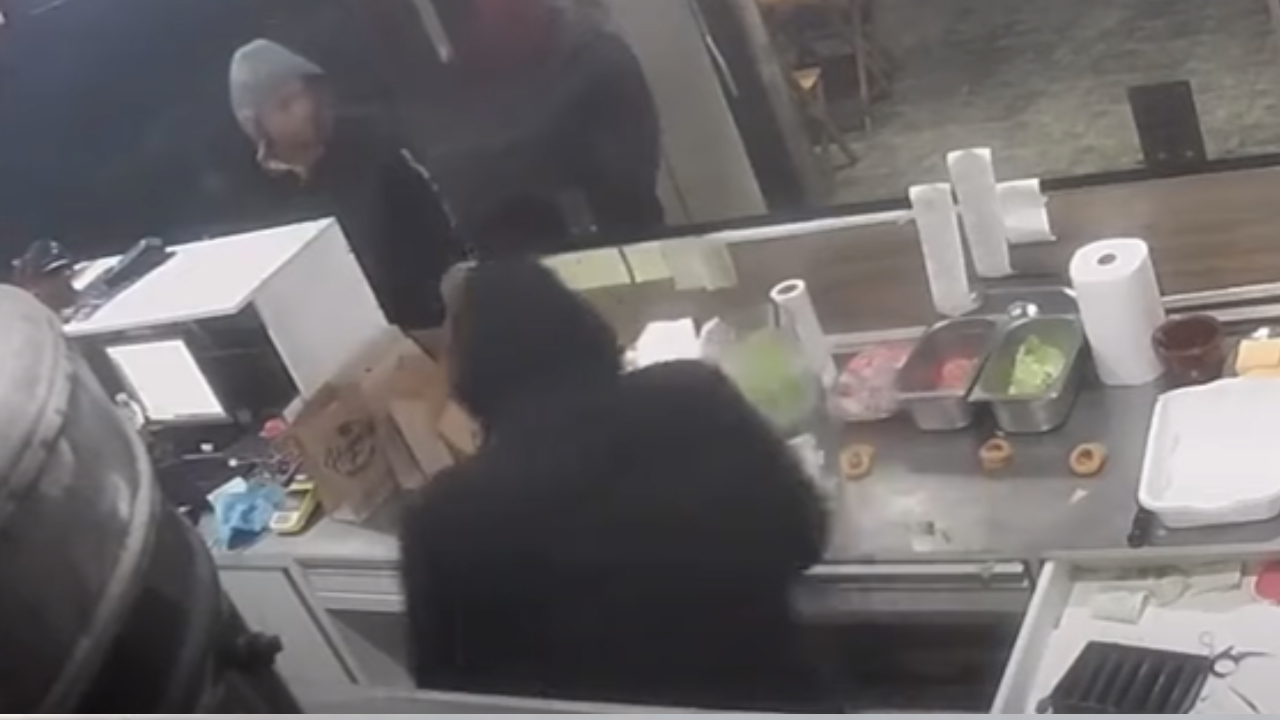 Homem assalta hamburgueria e prepara lanches antes de deixar local, em Diadema