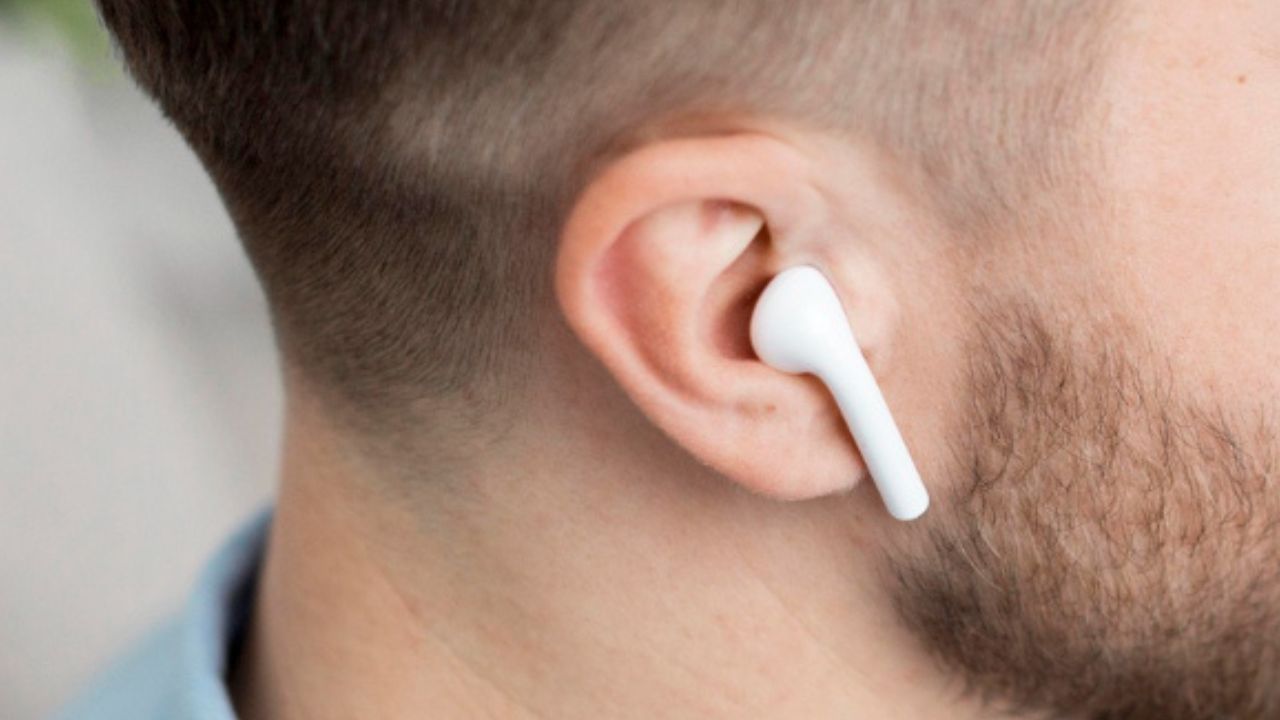 Homem engole fone de ouvido após ser pego colando em prova de direção