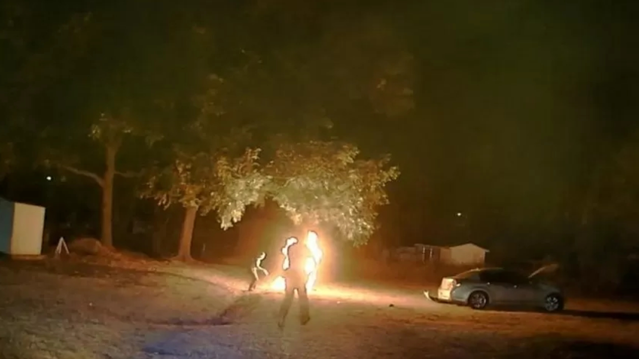 Motociclista é engolido por fogo após levar choque de ‘taser’ da polícia