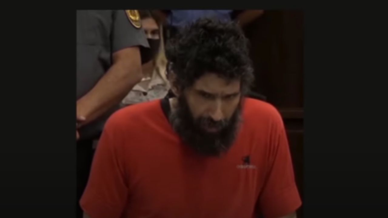Miar durante audiência faz com que acusado de matar mãe e tia seja expulso do tribunal