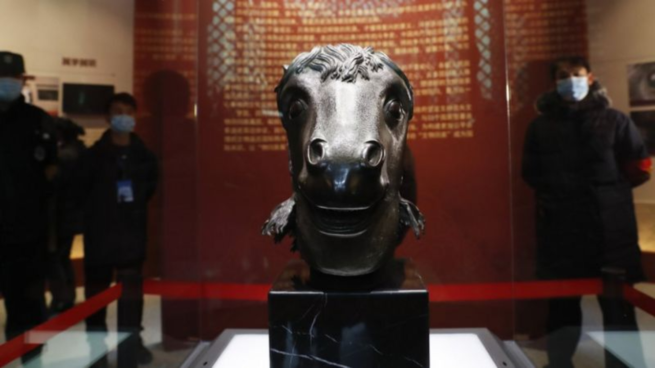 Escultura de bronze saqueada há mais de 100 anos é devolvida à China