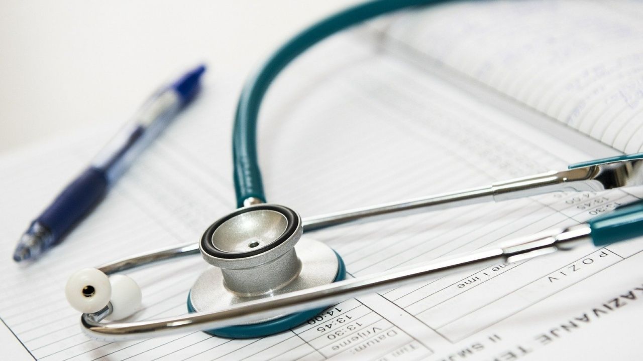 Mulher falsifica documentos, se passa por médica e trabalha em hospital por oito meses