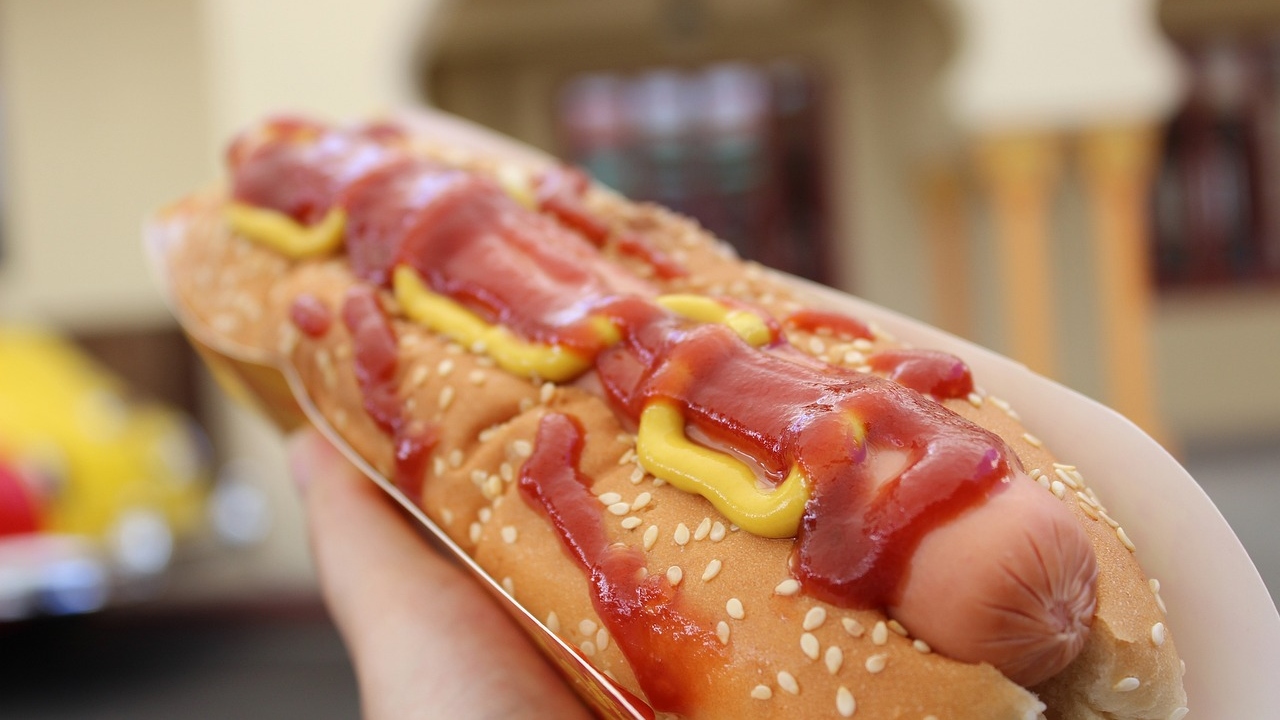 EUA: Cliente encontra droga dentro de cachorro-quente e cozinheiro é detido