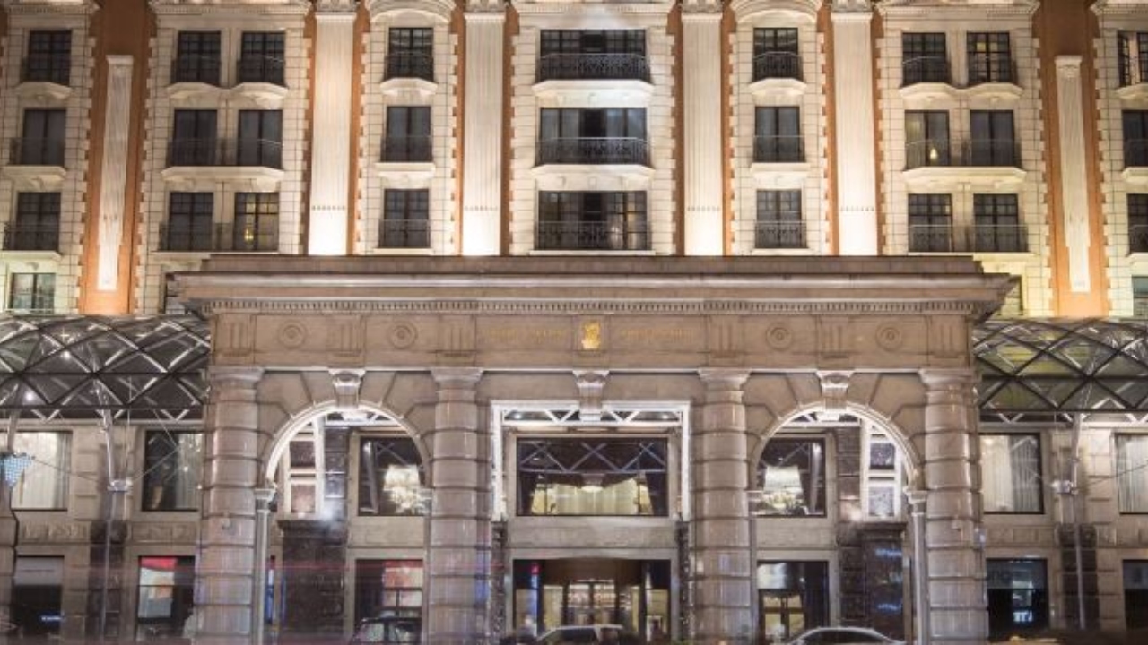 Após empresa matriz deixar o mercado russo, hotel luxuoso muda de nome