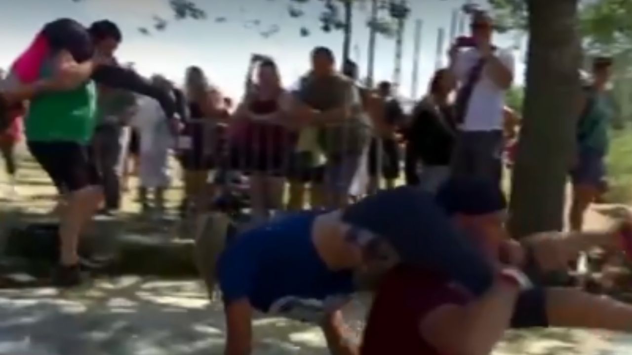 Na Hungria casais participam de corrida em que marido carrega esposa nas costas