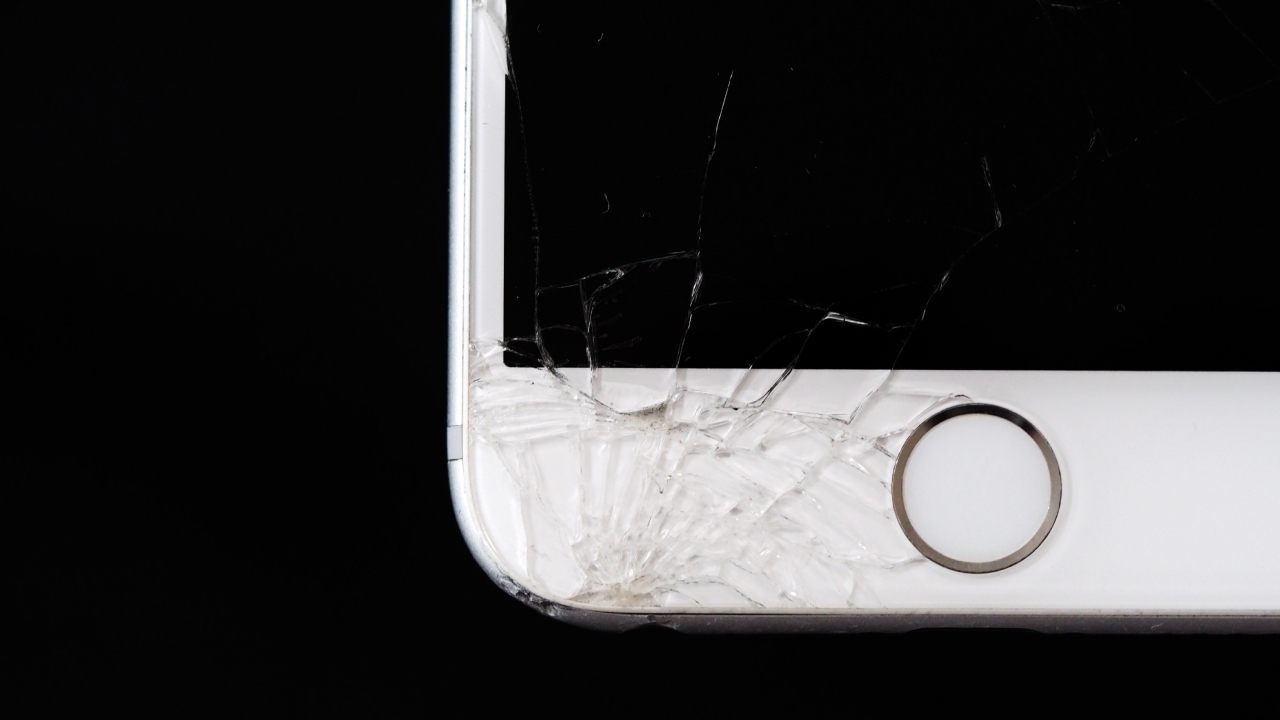 460 dias após perder celular no mar, mulher recupera aparelho
