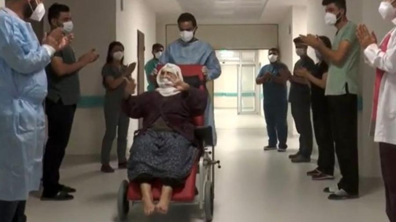 Idosa de 120 anos recebe alta após ser curada da Covid-19 na Turquia