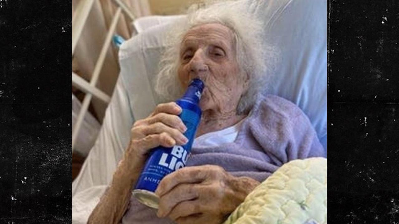 Idosa de 103 anos vence o coronavírus e celebra a recuperação tomando cerveja