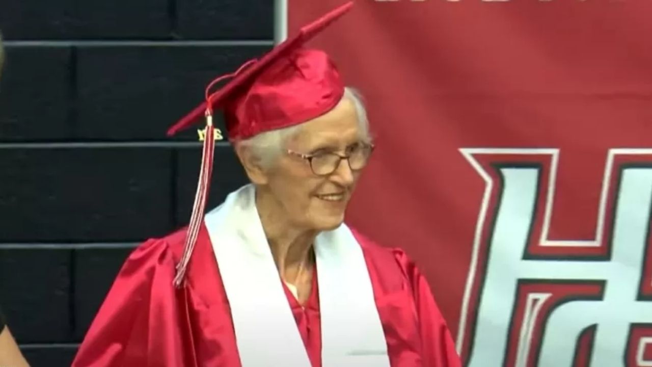 Idosa recebe diploma do ensino médio 79 anos depois de interromper estudos nos EUA