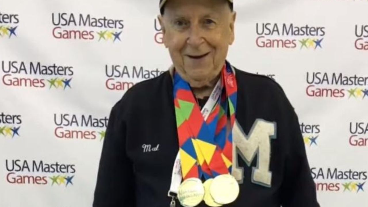 Senhor de 92 anos recupera jaqueta de universidade, usada desde 1949