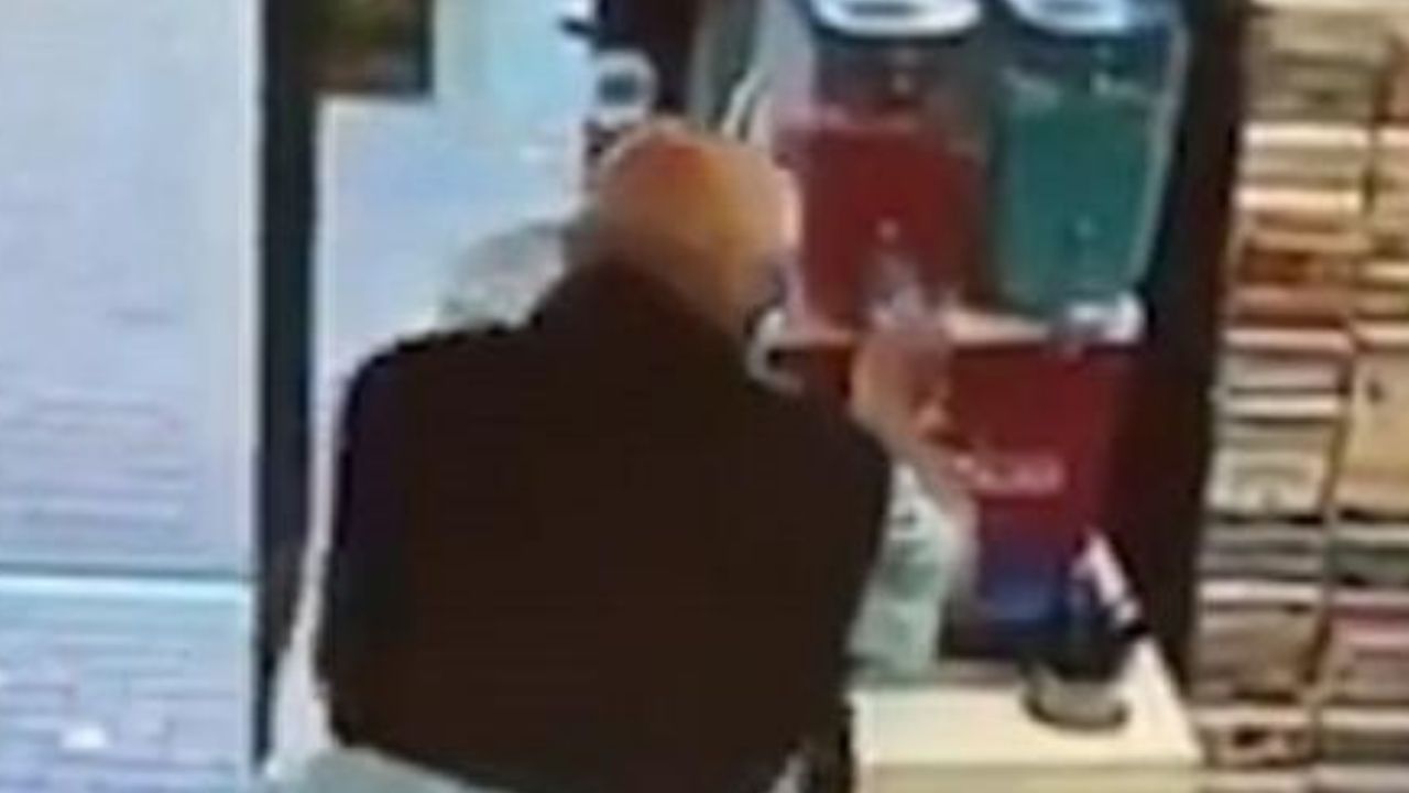 Idoso faz confusão e tenta retirar álcool em gel de máquina de raspadinha