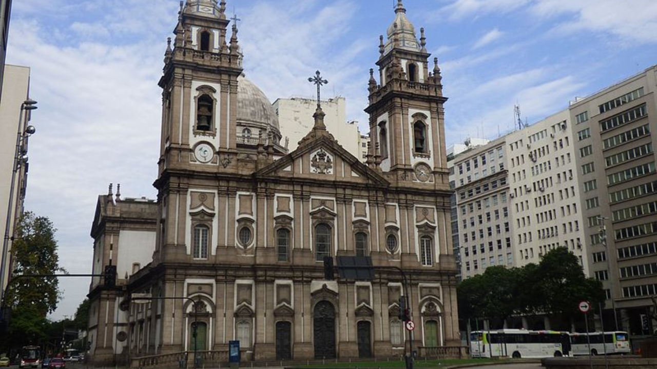 RJ: Homem é detido após provocar incêndio na Igreja da Candelária