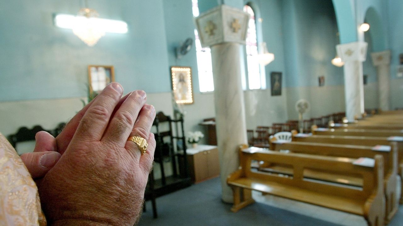 Polícia grega prende padre após religioso atacar bispos com ácido