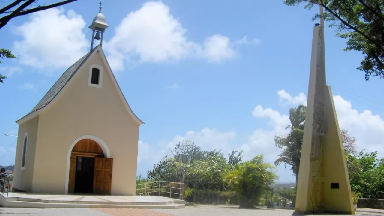 Com saco de lixo na cabeça, homem furta santuário em Pernambuco