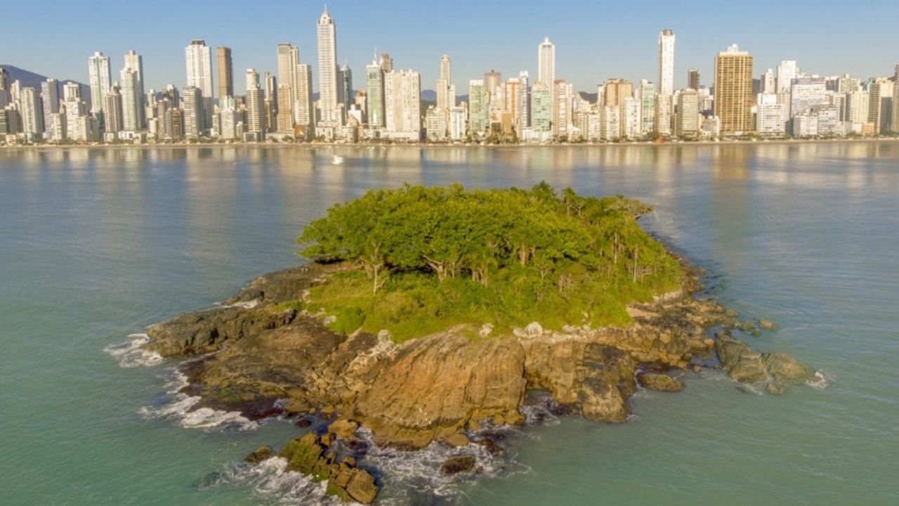 Corpo de bombeiros resgata quatro homens que ficaram presos em ilha de Balneário Camboriú