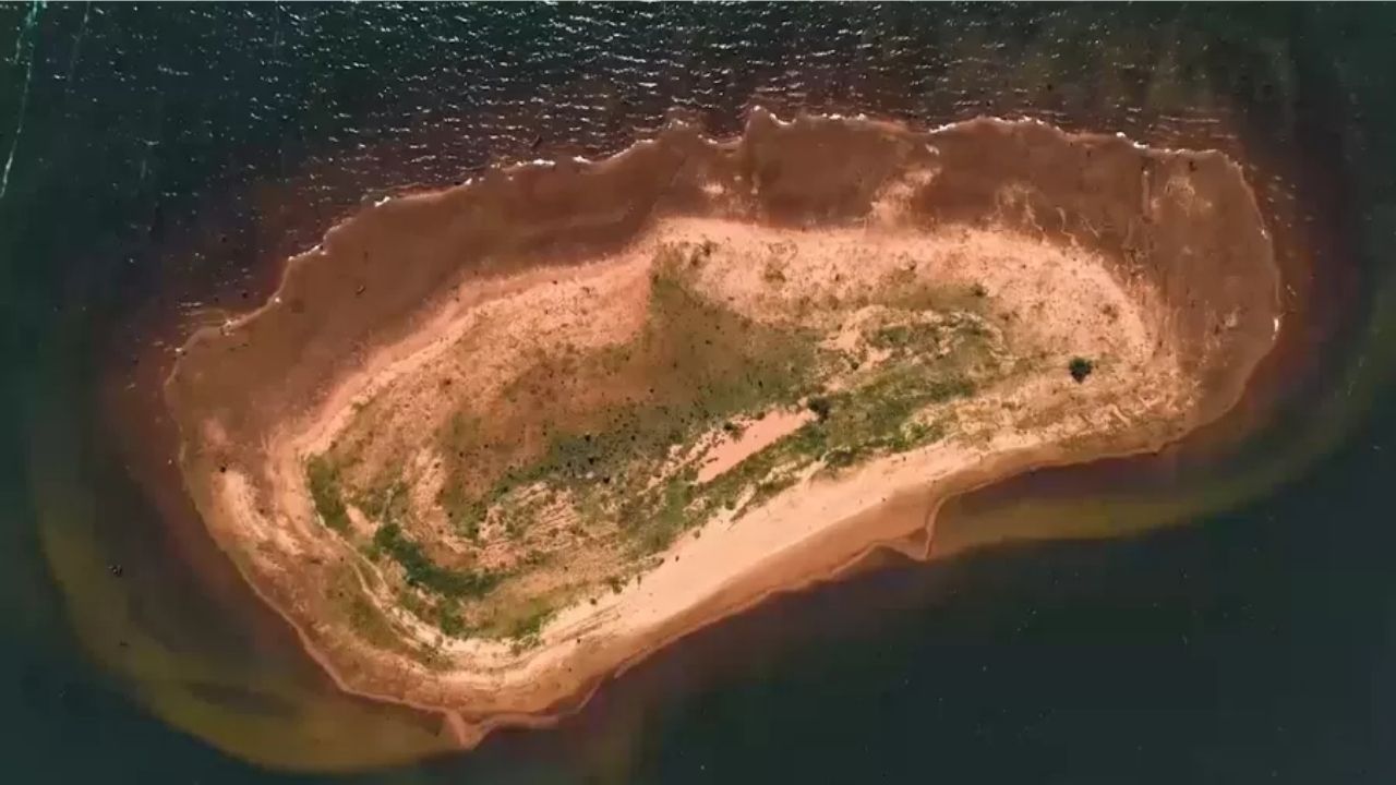 Ilha submersa é revelada após queda em represa em SP