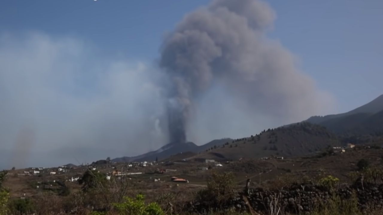 Autoridades bloqueiam costa após lava de vulcão se aproximar do mar nas Ilhas Canárias