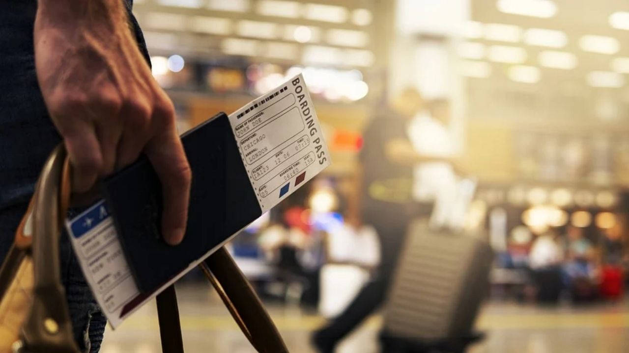 Avião com passageiro que se recusava a utilizar máscara volta para lugar de origem