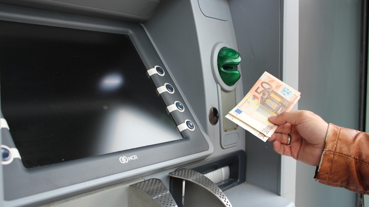 Após falha em sistema, banco na Irlanda libera dinheiro gratuitamente