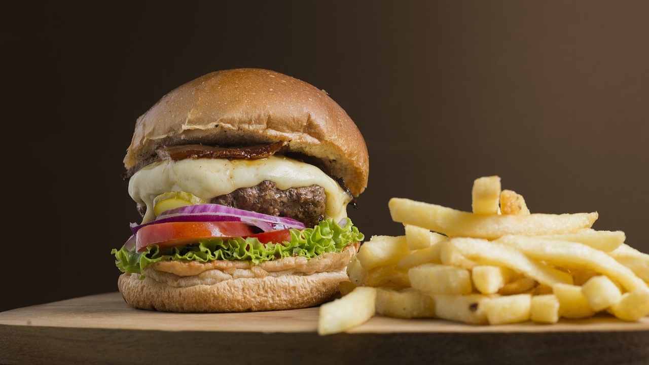 Hamburgueria argentina causa indginação com cardápio que faz referência ao Holocausto