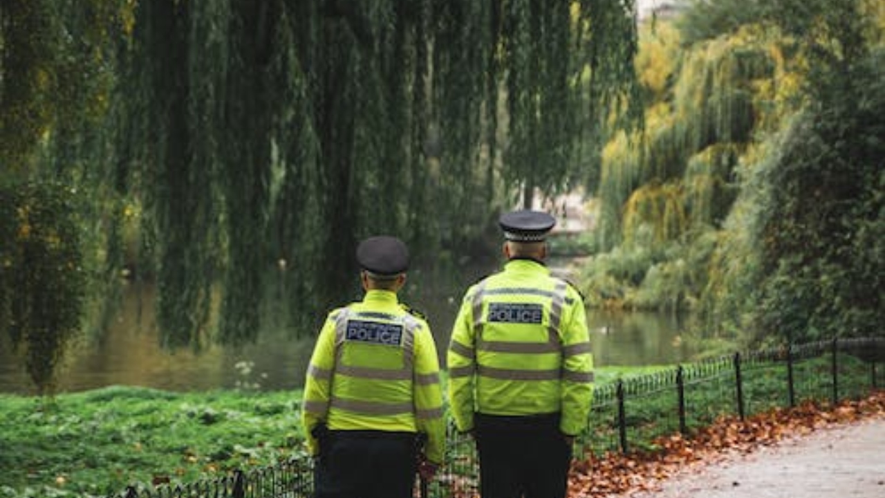 Na Inglaterra, polícia tem surpresa ao atender chamado de cadáver em arbusto