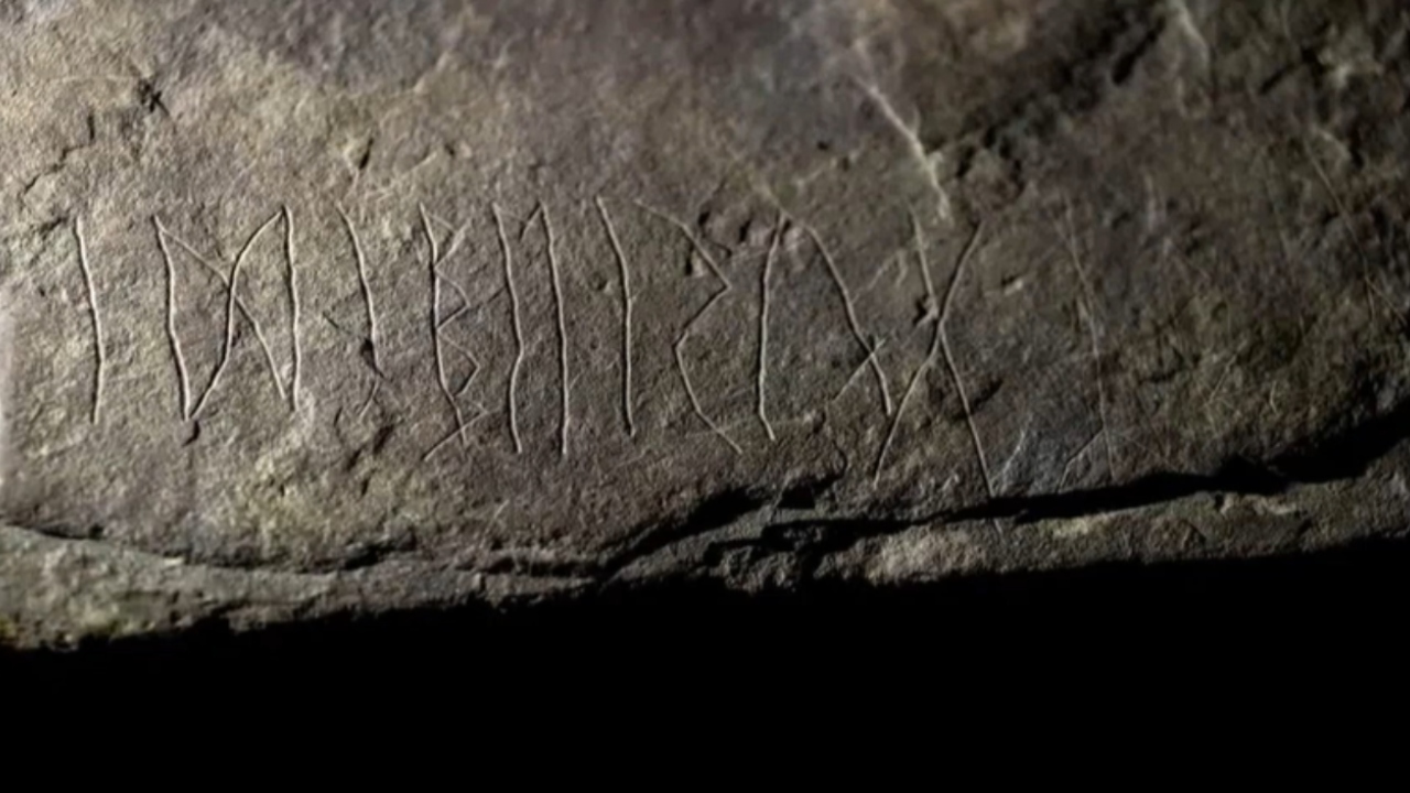 Pedra rúnica mais antiga do mundo é encontrada na Noruega