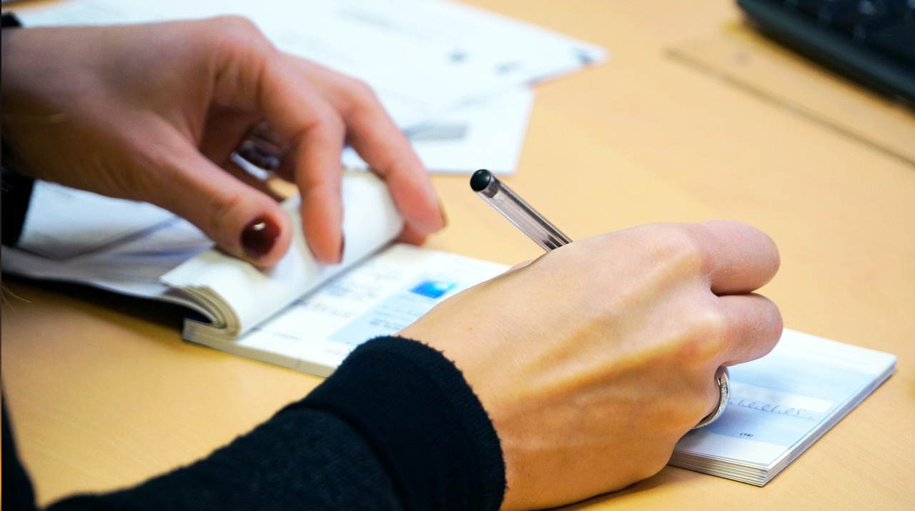 Homem devolve cheque de R$25,6 milhões e se decepciona ao receber recompensa