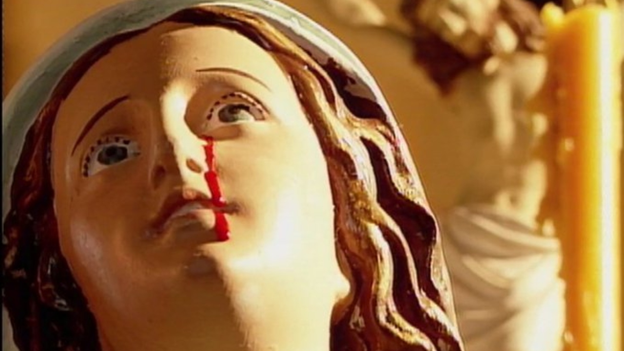 Mulher foge ao ser acusada de enganar fiéis com estátua que ‘chorava sangue’