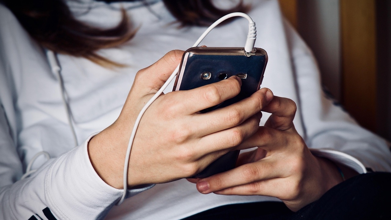 Adolescente acaba com reserva da família após gastar alto valor em jogos no celular