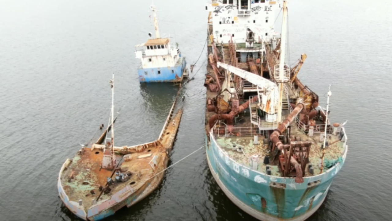 Especialistas apontam para os riscos ambientais causados pelo ‘cemitério de navios’ na baía de Guanabara