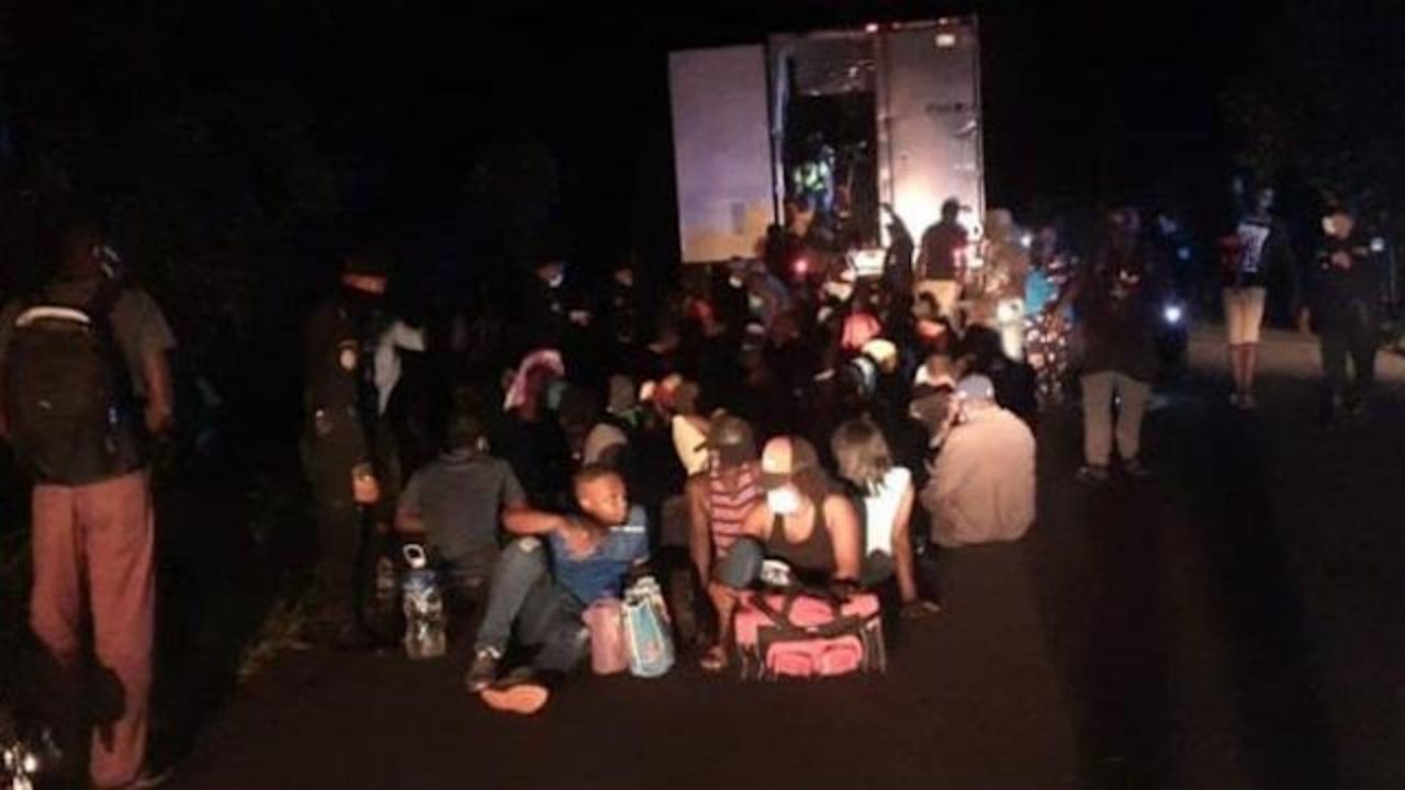 126 migrantes são encontrados em contêiner abandonado por contrabandistas a caminho dos EUA