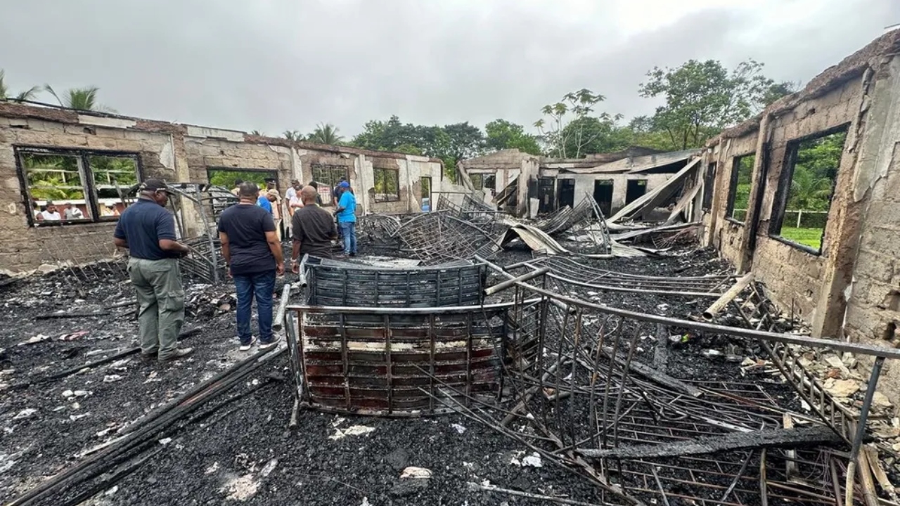 Na Guiana, jovem de 15 anos é indiciada por incêndio em dormitório que causou 19 mortes