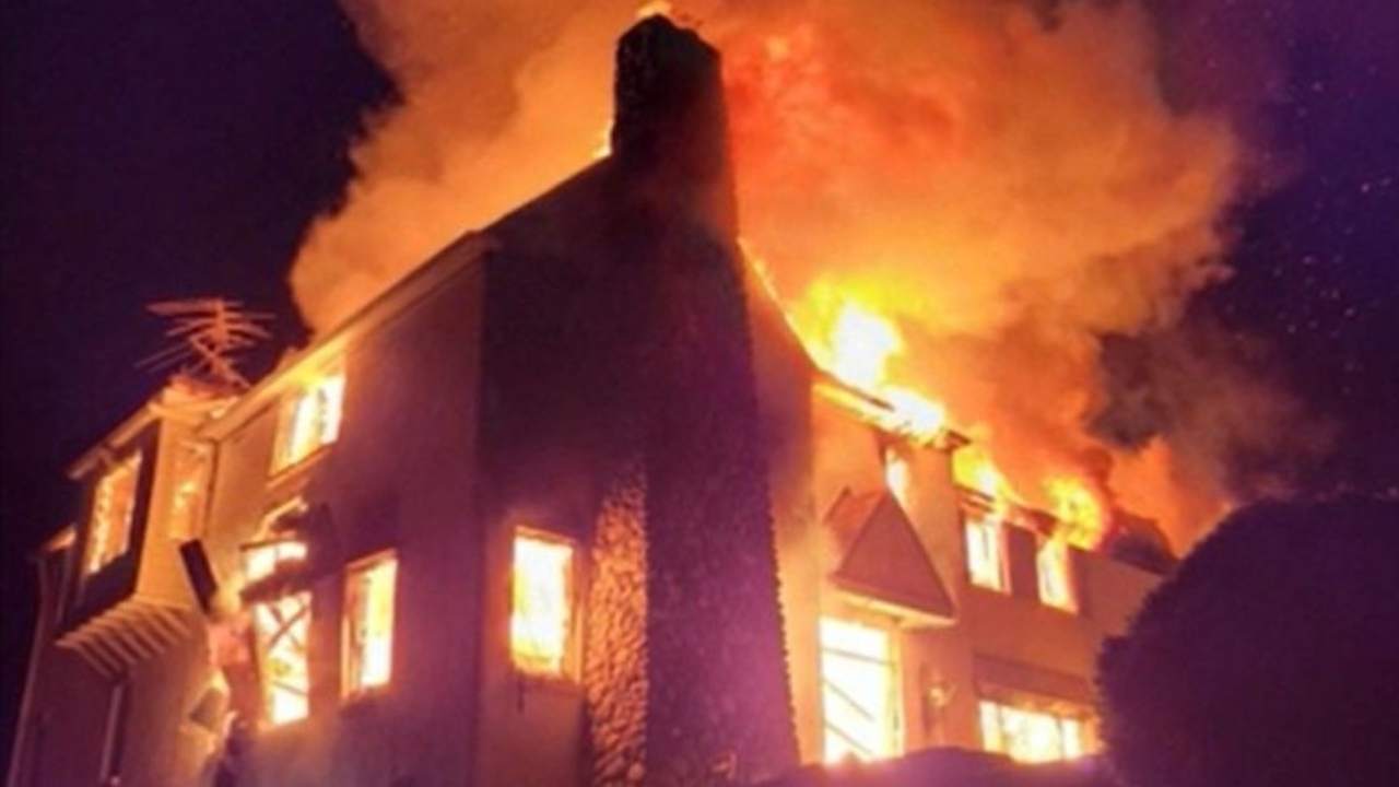 Homem incendeia casa ao combater infestação de cobras
