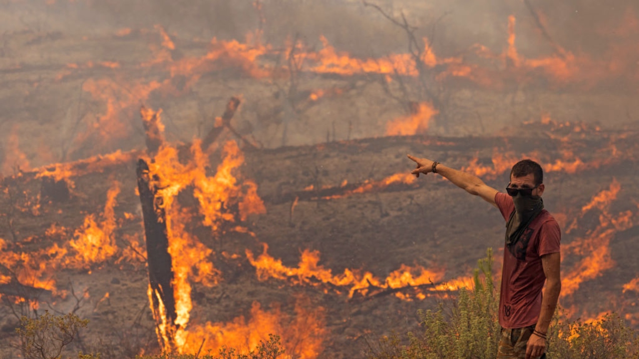 Fake news: população da Grécia acusa migrantes de iniciarem incêndios no país