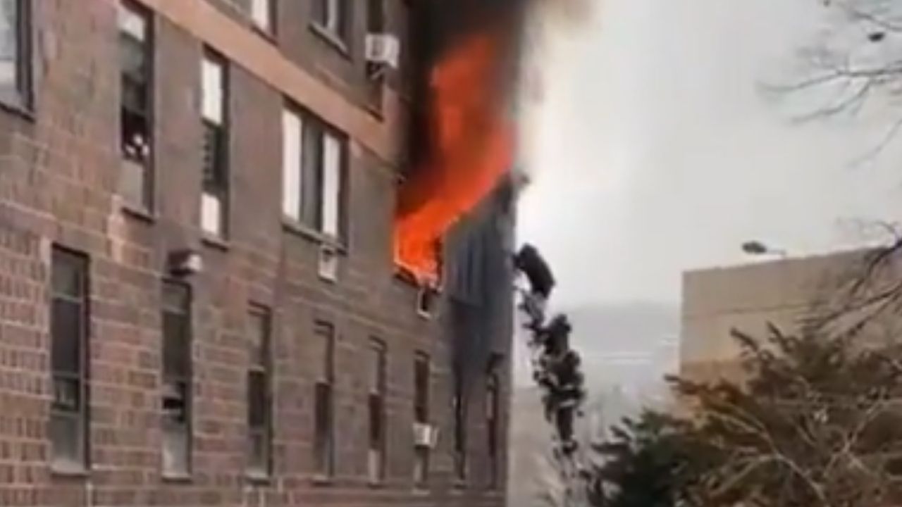Em Nova York, incêndio em edifício residencial causa mortes