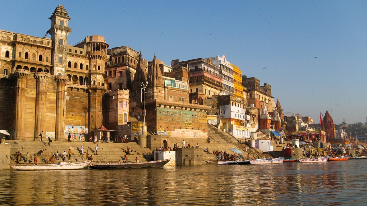 Governo indiano coloca rede no rio Ganges após descobrir corpos flutuando na água