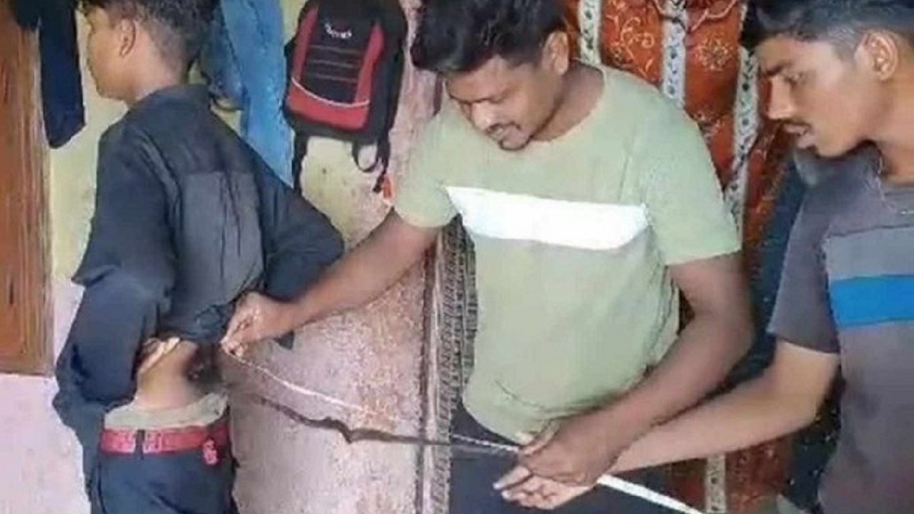 Adolescente com ‘rabo’ de 60 centímetros é endeusado na Índia