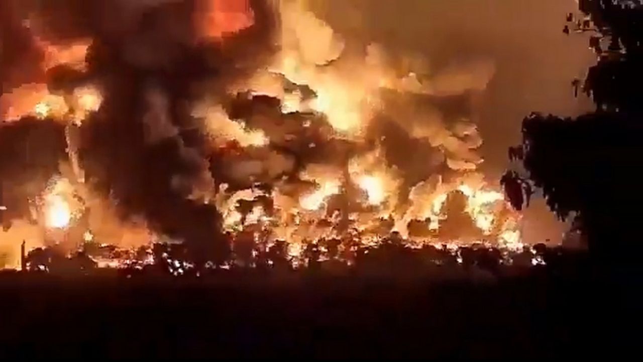 Incêndio em refinaria de petróleo espalha feridos em ilha na Indonésia
