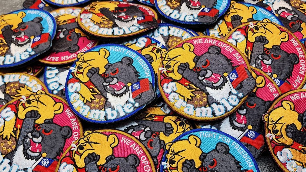 Distintivo de Ursinho Pooh sendo socado faz sucesso em Taiwan