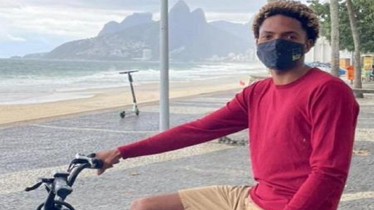 Instrutor de surfe negro é acusado por casal de brancos de roubar sua própria bicicleta