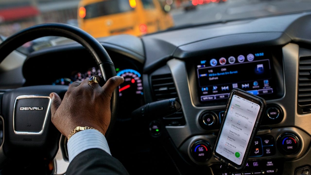 Uber é investigada na França por condições de emprego de motoristas