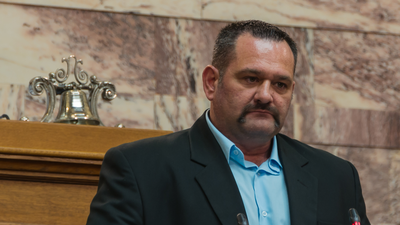 Deputado grego perde imunidade por ter dirigido um partido neonazista