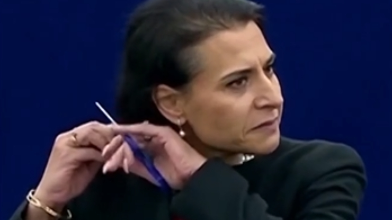 Parlamentar europeia corta o cabelo em apoio aos protestos no Irã