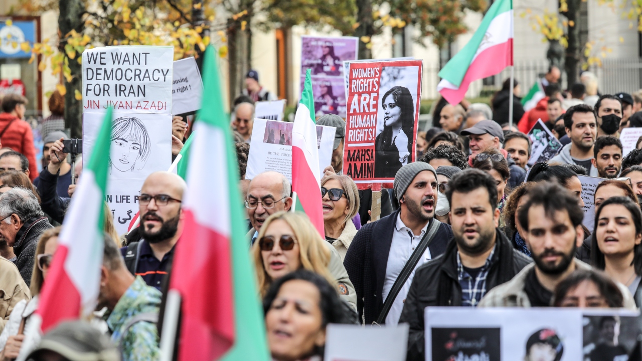 Irã condena mais três pessoas à morte por envolvimento em protestos