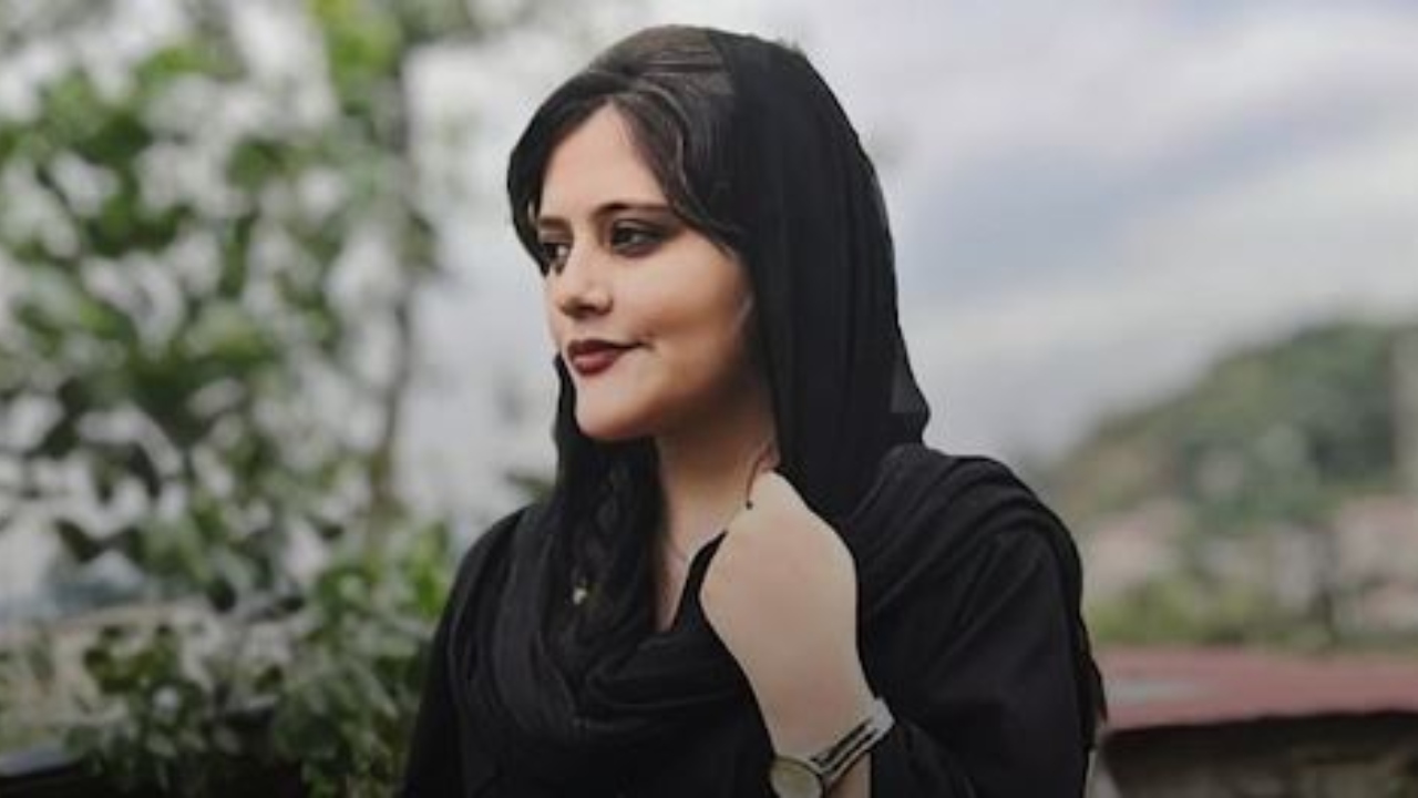 Pai de iraniana morta por não usar hijab acusa regime de encobrir a causa da morte