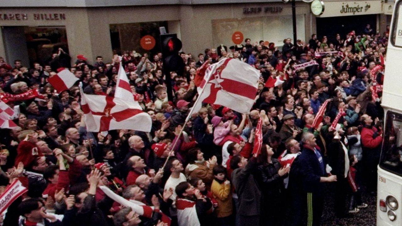 Relatório diz que polícia da Irlanda do Norte atuou em conluio durante os anos 1990