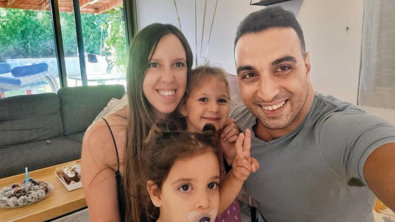 Homem que teve esposa e filhas sequestradas pelo Hamas desabafa: ‘São apenas bebês’