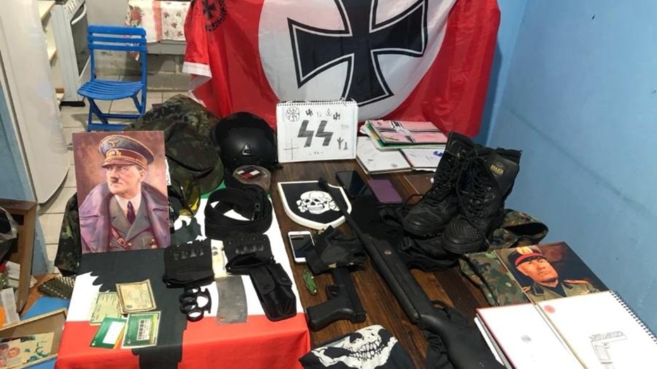 Itens nazistas: Pais de adolescente com material apreendido são indiciados