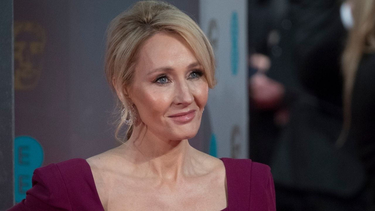 Warner Bros. sai em defesa de J.K. Rowling após ameaça de morte