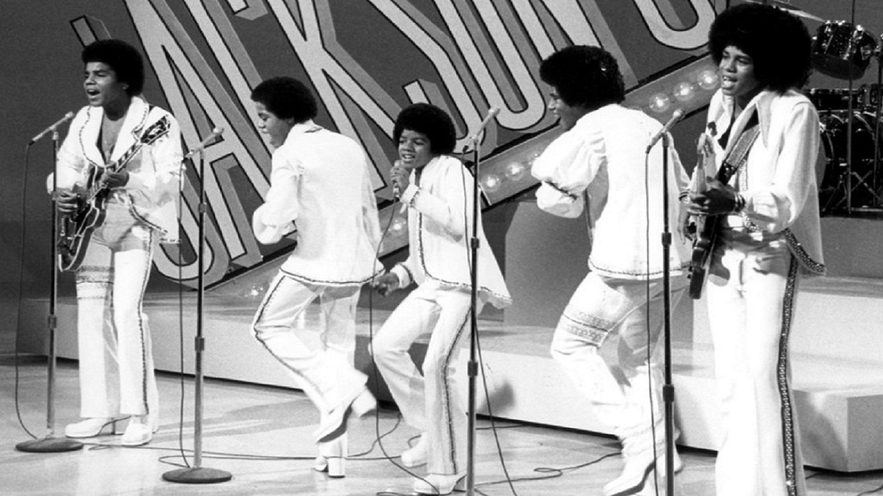 “Ele sabia como prender os olhares”, diz irmão de Michael Jackson sobre o Rei do Pop